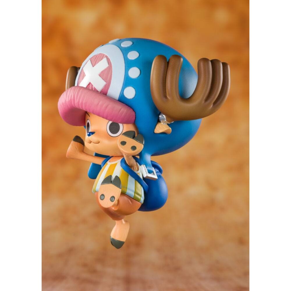 Chopper cotton candy lover one piece figuarts zero.  tony tony chopper, médico del sombrero de paja y mascota adorada de la tripulación, encarna la ternura y el coraje que caracterizan a one piece. Siempre dispuesto a ayudar a sus amigos, este pequeño reno de curiosidad desbordante esconde una fuerza y una determinación a la altura de los piratas más grandes. Esta figura figuartszero rinde homenaje a su cariñoso apodo de cotton candy lover con una puesta en escena alegre y llena de vida. Chopper aparece saltando, con los brazos abiertos y una sonrisa radiante, en una postura que irradia buen humor. Su gran sombrero azul con una cruz blanca y su hocico redondo son inmediatamente reconocibles. Los colores pastel (azul, rosa y beige) refuerzan la suavidad del conjunto. Su traje a rayas amarillas y blancas, combinado con sus pantalones cortos naranjas, está pintado con cuidado y precisión. Los acabados mates y los sutiles sombreados resaltan la redondez y la ligereza del personaje. Con sus 7 cm de altura, esta figura de pvc captura a la perfección el espíritu entrañable de chopper en un formato compacto y luminoso. Imprescindible para cualquier coleccionista de one piece o fan del médico pirata más entrañable.