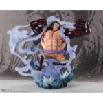 MONKEY D LUFFY GEAR 4 CAPTAINS BATTLE AT ONIGASHIMA ONE PIECE CHOU GEKISEN EXTRA BATTLE FIGUARTS ZERO. En el arco de Onigashima, Monkey D. Luffy libera todo el poder del Gear 4, una forma emblemática que combina una fuerza colosal y una velocidad explosiva. Frente a Kaido, encarna la determinación pura del futuro Rey de los Piratas, dispuesto a romper todos los límites para defender a sus amigos y sus ideales. Esta figura FiguartsZERO Extra Battle inmortaliza este momento legendario con una puesta en escena espectacular. Luffy aparece en pleno ataque, con los músculos tensos y los puños gigantes cubiertos de Haki, listo para golpear. Las volutas de energía esculpidas en PVC translúcido rodean su cuerpo y amplifican la impresión de poder. El cuidado de los detalles es notable: expresión feroz, tensión muscular, matices del Haki en degradado rojo intenso y base en fragmentos de energía azulada. Los efectos de transparencia y la pintura semibrillante de los brazos refuerzan la dinámica del movimiento. Con una altura de unos 21 cm, esta pieza de PVC combina equilibrio, intensidad y un acabado de alta gama. Captura a la perfección el espíritu de la colección Extra Battle, dedicada a los combates más míticos de One Piece. Una auténtica explosión de poder para exhibir.