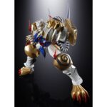 GX-119 DRAGON TIGER KING / TIGER DRAGON KING SUPER ROBOT WARS OG SOUL OF CHOGOKIN. Ryuko-O y Koryu-O, procedentes del universo Super Robot Wars: Original Generations, son dos mechas legendarios que destacan por su potencia bruta y su imponente estilo. Figuras emblemáticas de la franquicia, encarnan la dualidad entre la fuerza salvaje y el dominio marcial en un mundo donde reinan los combates entre robots gigantes. La figura GX-119 reúne a estos dos titanes mecánicos en una versión transformable de aspecto majestuoso. Ryuko-O, esbelto, tiene alas y una postura erguida que evoca a una criatura celestial. Koryu-O, más robusto, presenta formas compactas y una musculatura mecánica realzada por sus enormes garras. Juntos, ilustran la complementariedad de dos fuerzas distintas. El nivel de detalle es notable: armaduras metálicas brillantes en azul, blanco y dorado, expresiones feroces, armas imponentes (cetro con orbe verde, espada curva, garras macizas) y elementos móviles como las alas, la cola o los cuernos. Cada pieza está finamente esculpida, con acabados metálicos que acentúan su poderosa presencia. Con una altura de unos 20 cm, esta figura de metal pertenece a la colección Soul of Chogokin de Tamashii Nations. El set permite recrear las dos formas con transformación, articulación avanzada y acabado de primera calidad. Una pieza imprescindible para los fans de los mechas tácticos y los robots legendarios.