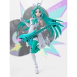LUCKY CYAN TO BE HERO X SH FIGUARTS. En el universo extravagante y futurista de To Be Hero X, Lucky Cyan encarna a una heroína pop con aires de guerrera e ídolo virtual. Con su estilo deslumbrante y su energía desbordante, combina actuaciones musicales y enfrentamientos dinámicos en una serie que mezcla humor, acción y estética cyber-pop. La figura la muestra en plena acción, con la guitarra en la mano, lista para lanzar un ataque o un solo devastador. Su expresión decidida, su postura abierta y su brazo extendido reflejan a la perfección su papel de protagonista segura de sí misma, tan carismática como combativa. Su diseño es fiel a la obra: larga melena turquesa en movimiento, traje blanco realzado con toques de verde menta, guantes sin dedos y botas altas a juego. La guitarra futurista que sostiene está esculpida con precisión, con detalles estilizados que acentúan su aspecto electro-pop. Cada elemento visual está pensado para resaltar su identidad sonora y visual. Con una altura de unos 15 cm, esta figura de PVC forma parte de la gama S.H. Figuarts de Bandai. Las articulaciones integradas permiten numerosas poses expresivas, mientras que el acabado nítido garantiza una gran legibilidad de los detalles. Perfecta para los fans de los personajes enérgicos y los diseños modernos.