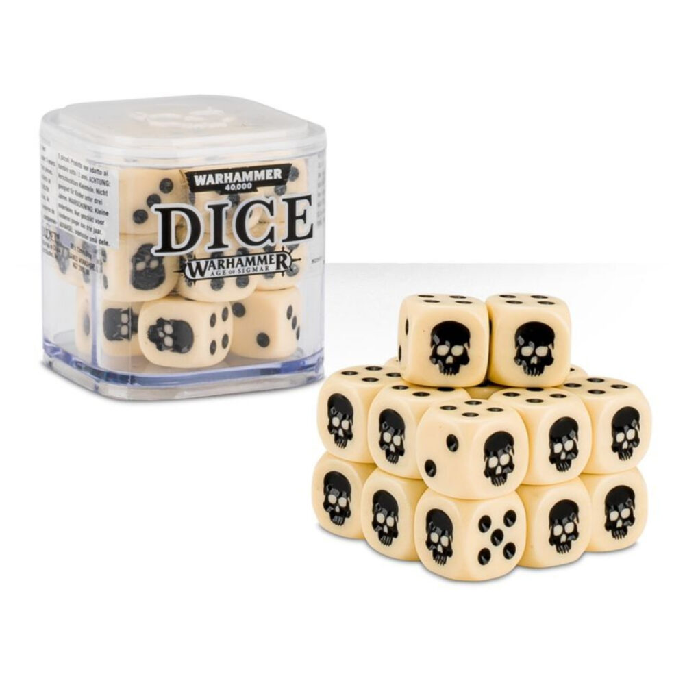 CUBO DE DADOS WARHAMMER AGE OF SIGMAR. Un cubo de plástico resistente y duradero con 20 dados de 12 mm de arista con el icono de una calavera en la cara del 1. Este cubo de dados tiene una tapa con una calavera en relieve (¡en Warhammer nunca hay demasiadas calaveras!) y es apilable: ¡crea tu propia torre multicolor de dados! Recibirás al azar un cubo lleno de dados de uno de los siguientes colores: – Negro – Hueso – Azul