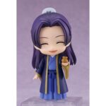 JINSHI THE APOTHECARY DIARIES NENDOROID. En el refinado y complejo mundo de The Apothecary Diaries, Jinshi destaca como una figura misteriosa dentro de la corte imperial. Es un personaje lleno de carisma y ambigüedad que desempeña un papel clave en las intrigas palaciegas, mientras que su relación con Maomao revela tanto su autoridad como su profundidad oculta. En equilibrio entre el poder y el encanto, Jinshi desprende un aura que atrae la atención allá donde va. Su importancia en la historia va más allá de su rango social, ya que sus conexiones personales, en particular con el joven boticario, añaden matices a su personaje. Esta figura Nendoroid lo captura en un adorable estilo chibi, vestido con una túnica azul tradicional adornada con oro. Su cabello violeta, recogido cuidadosamente con una cinta pálida, enmarca su rostro sereno y sus ojos morados, que irradian dignidad y elegancia, con un sutil toque de suavidad. Fabricada en PVC y con una altura de unos 10 centímetros, esta Nendoroid incluye múltiples caras y accesorios, lo que permite una amplia gama de poses y expresiones. Desde su sonrisa pícara hasta su expresión severa, junto con objetos como una bolsa, un pergamino y una botella, cada pieza realza el placer de exhibir a este icónico personaje.