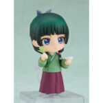 MAOMAO THE APOTHECARY DIARIES NENDOROID. MAOMAO THE APOTHECARY DIARIES NENDOROID. En el mundo de The Apothecary Diaries, Maomao es una joven boticaria brillante y perspicaz cuya ingenuidad la lleva al centro de las intrigas de la corte imperial. Curiosa y observadora, destaca por su capacidad para resolver misterios gracias a sus conocimientos médicos y su aguda perspicacia. Este entrañable personaje suele representarse con su personalidad franca y su mirada penetrante. Detrás de su aparente indiferencia se esconde una heroína dispuesta a enfrentarse incluso a las tramas más oscuras con calma y lógica. Esta figura captura sus múltiples facetas y su energía única. La Nendoroid la muestra con el pelo verde trenzado, los ojos azules brillantes y sus distintivas pecas. Lleva su tradicional traje verde y ciruela, fiel a la serie, y viene con varias caras intercambiables para recrear sus expresiones más icónicas, desde las serias hasta las cómicas. Los accesorios adicionales, como hierbas medicinales, un cuenco, un pez o incluso orejas de gato, aportan variedad y un encanto divertido. Fabricada en PVC y con una altura de unos 10 cm, esta figura destaca por sus finos detalles: los pliegues de su ropa, los sutiles matices de color y los pequeños accesorios están cuidadosamente reproducidos. Al igual que todas las Nendoroids, viene con una base articulada que permite múltiples opciones de posado, lo que te permite dar vida a sus aventuras.