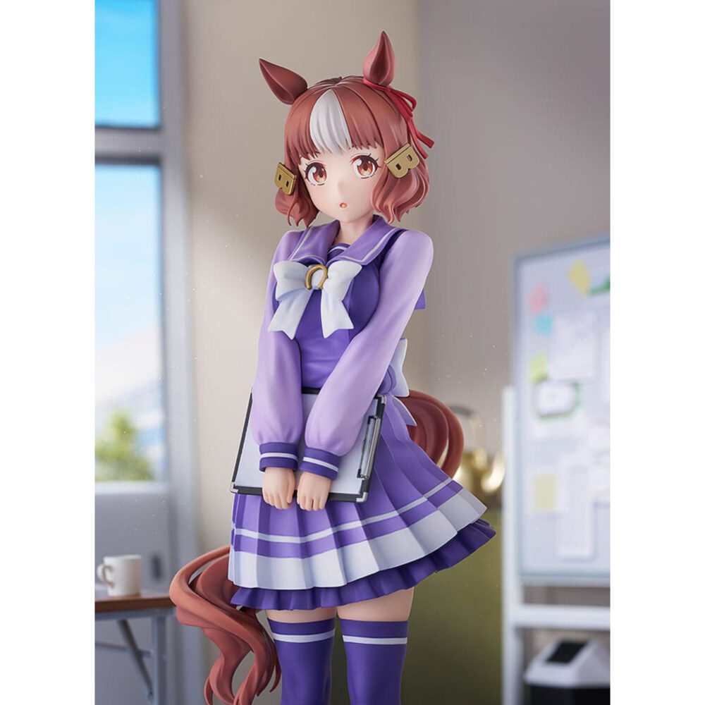 Belmo light uma musume pretty derby estatua pvc 1/7.  en el colorido mundo de uma musume pretty derby, cada personaje representa una mezcla única de energía deportiva y encanto, inspirada en el mundo de las carreras de caballos. Belno light es una de estas chicas con rasgos tanto humanos como equinos, que evoluciona en un entorno que mezcla la competición, la amistad y la superación personal. Con su comportamiento tímido y diligente, belno light transmite una personalidad discreta y entrañable. Dentro del juego y en toda la franquicia, destaca por su dedicación y su deseo de crecer, transmitiendo siempre una impresión de seriedad y amabilidad. Esta figura la retrata con su uniforme escolar violeta, con un gran lazo blanco en el pecho y una falda plisada con rayas más claras. Unos calcetines a juego hasta los muslos y unos mocasines marrones completan el look. Su cabello castaño con una mecha blanca, peinado con una horquilla y una cinta roja, revela sus orejas de caballo y una cola cuidadosamente esculpida, lo que enfatiza sus orígenes uma musume. Sostiene una carpeta gris en sus brazos, lo que refuerza su imagen estudiosa. Fabricada en pvc y a escala 1/7, esta figura de 25 centímetros muestra detalles tan precisos como los pliegues realistas de su ropa, las sutiles gradaciones de color de su cabello y una base circular decorada en amarillo y blanco. La pieza destaca su actitud reservada y refleja fielmente su diseño original.