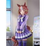BELMO LIGHT UMA MUSUME PRETTY DERBY ESTATUA PVC 1/7. En el colorido mundo de Uma Musume Pretty Derby, cada personaje representa una mezcla única de energía deportiva y encanto, inspirada en el mundo de las carreras de caballos. Belno Light es una de estas chicas con rasgos tanto humanos como equinos, que evoluciona en un entorno que mezcla la competición, la amistad y la superación personal. Con su comportamiento tímido y diligente, Belno Light transmite una personalidad discreta y entrañable. Dentro del juego y en toda la franquicia, destaca por su dedicación y su deseo de crecer, transmitiendo siempre una impresión de seriedad y amabilidad. Esta figura la retrata con su uniforme escolar violeta, con un gran lazo blanco en el pecho y una falda plisada con rayas más claras. Unos calcetines a juego hasta los muslos y unos mocasines marrones completan el look. Su cabello castaño con una mecha blanca, peinado con una horquilla y una cinta roja, revela sus orejas de caballo y una cola cuidadosamente esculpida, lo que enfatiza sus orígenes Uma Musume. Sostiene una carpeta gris en sus brazos, lo que refuerza su imagen estudiosa. Fabricada en PVC y a escala 1/7, esta figura de 25 centímetros muestra detalles tan precisos como los pliegues realistas de su ropa, las sutiles gradaciones de color de su cabello y una base circular decorada en amarillo y blanco. La pieza destaca su actitud reservada y refleja fielmente su diseño original.