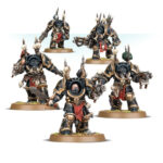 CHAOS SPACE MARINES CHAOS TERMINATOR SQUAD WARHAMMER 40,000. Los Exterminadores del Caos son moles asesinas, tanques andantes enfundados en enormes armaduras corruptas. Sus pinchos y cuernos les confieren un aspecto monstruoso, y su devastador arsenal de fuego pesado y armas de combate les permite hacer trizas a las escuadras de élite y los ingenios de guerra del enemigo. Con este kit multicomponente de plástico puedes montar cinco Exterminadores del Caos para reforzar tus ejércitos de Marines Espaciales del Caos, Devoradores de Mundos o Hijos del Emperador en partidas de Warhammer 40,000. Estos veteranos fuertemente blindados se abren paso entre fútiles andanadas de fuego enemigo para abatir a sus impotentes víctimas con un selecto arsenal de armamento brutal. Cada uno de estos corpulentos guerreros está equipado con un combibólter y un arma maldita. Además, el kit incluye cinco combiarmas, tres puños de energía, un lanzallamas pesado, un cañón automático Segador, un puño sierra para perforar blindajes y la opción de portar armas malditas emparejadas. También trae cabezas, hombreras y picas con trofeos intercambiables para que personalices fácilmente a tus guerreros de élite. El kit contiene 82 piezas de plástico, 5 peanas redondas Citadel de 40 mm y una hoja con 364 calcomanías al agua de gran calidad para Marines Espaciales del Caos con las que decorar tus miniaturas. Las miniaturas se proporcionan sin montar ni pintar. Recomendamos usar pegamento para plástico Citadel y pinturas Citadel Colour.