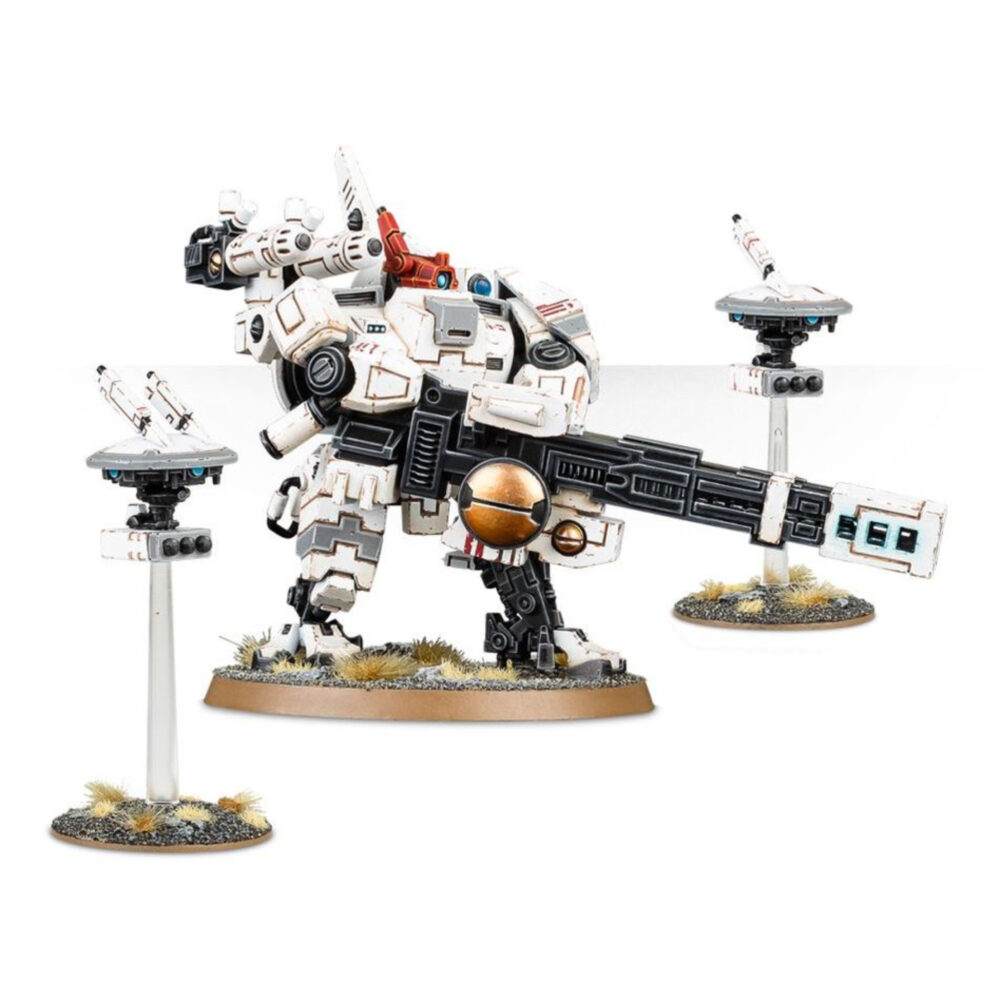 T’AU EMPIRE XV88 BROADSIDE BATTLESUIT WARHAMMER 40,000. Diseñada para ofrecer apoyo a larga distancia, la Exoarmadura XV88 Apocalipsis ha superado las expectativas, convirtiéndose en un pilar de los Cuerpos de Cazadores y en un arma antitanque de proporciones legendarias. Impulsado por un acelerador de partículas, el pesado disparo del rifle acelerador de una Apocalipsis puede penetrar los búnkeres de plastiacero más gruesos. Con un robusto blindaje, maniobrabilidad y un montón de armas dentro de la caja, la Exoarmadura XV88 Apocalipsis proporciona al aficionado a los T'au una gran cantidad de opciones. El kit le da un toque nuevo a la gama de exoarmaduras T'au: son modelos notablemente más densos con una gran presencia en una colección de miniaturas. Cada una cuenta con un acelerador de partículas en la espalda. El arma estándar es un rifle acelerador acoplado de aspecto realmente potente, aunque pueden equiparse con módulos lanzamisiles de alto rendimiento y una potencia asombrosa. Por si fuera poco, también se puede usar el misil inteligente acoplado, suficiente para complacer a cualquier entendido en armas T'au. El kit incluye un Dron de defensa y un Dron artillero. Este kit multicomponente de plástico contiene 91 componentes y una hoja de calcomanías T'au, con los que podrás montar una Exoarmadura Apocalipsis y dos Drones. Este kit se vende sin pintar y sin montar; recomendamos usar pegamento para plástico Citadel y pinturas Citadel Colour.