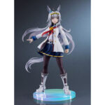 OGURI CAP UMA MUSUME PRETTY DERBY ESTATUA PVC 1/7. En el mundo de Uma Musume Pretty Derby, Oguri Cap es una de las competidoras más emblemáticas, inspirada en un legendario caballo de carreras real. Tanto en el juego como en la franquicia, encarna la determinación y la elegancia, con una presencia imponente que deja huella tanto en sus rivales como en sus fans. Su papel destaca como una luchadora orgullosa y segura de sí misma, siempre dispuesta a afrontar retos en la pista de carreras. Fiel a su modelo histórico, Oguri Cap se distingue por su aplomo inquebrantable y un temperamento que inspira respeto y admiración. Esta figura captura su carisma: Oguri Cap aparece con un uniforme blanco con detalles azules y dorados, complementado con un pañuelo rojo que fluye ligeramente hacia un lado. Su larga melena plateada, adornada con una diadema con motivos de estrellas y sus orejas de caballo, cae suavemente por su espalda. La falda plisada oscura, las medias y las botas blancas enfatizan su estilo atlético y elegante. Con el puño cerrado y la mirada decidida, su pose refleja perfectamente su espíritu luchador. Fabricada en PVC a escala 1/7, la figura mide unos 25 centímetros de altura. Se pueden apreciar los finos detalles en los pliegues de su traje, los mechones de su cabello y los toques metálicos de sus accesorios. La base circular con degradados azules y morados realza su presencia dinámica y resalta su imponente silueta.