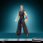 THE STRANGER (QIMIR) VINTAGE COLLECTION STAR WARS THE ACOLYTE. Hasbro añade a su línea The Vintage Collection la figura de The Stranger (Qimir), inspirada en la serie "Star Wars: The Acolyte". Mide 9,5 cm y presenta un diseño detallado con capa de tela y múltiples puntos de articulación. Incluye 2x sables de luz rojos (de diferente longitud), 1x empuñadura no iluminada, 1x casco intercambiable y 1x túnica de tela. Su embalaje tipo blíster reproduce el estilo clásico de Kenner, con logotipo vintage y numeración para coleccionistas. UNIDADES LIMITADAS.