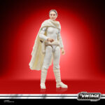 PADME AMIDALA VINTAGE COLLECTION STAR WARS ATTACK OF THE CLONES. Hasbro presenta en a su línea The Vintage Collection la figura de Padmé Amidala, inspirada en la apariencia de su personaje en la película "Star Wars: Attack of the Clones" ("Star Wars: El ataque de los clones" en España). Mide 9,5 cm, cuenta con un esculpido fiel al personaje y múltiples puntos de articulación. Incluye 1x capa removible, 1x bláster corto y 1x bláster largo. Su embalaje tipo blíster reproduce el estilo clásico de Kenner, con logotipo vintage y numeración para coleccionistas. UNIDADES LIMITADAS.