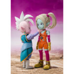 KAI DAIMA MINI DRAGON BALL DAIMA SH FIGUARTS. En el universo de Dragon Ball Z, el Kai Supremo del Este, comúnmente conocido como Kai, es una de las deidades encargadas de mantener el equilibrio en todo el cosmos. A pesar de su apariencia juvenil y su pequeña estatura, encarna una gran sabiduría y ejerce formidables poderes divinos. Su papel se vuelve fundamental durante la saga de Majin Buu, donde se une a Goku y los demás en su lucha contra la amenaza. Esta figura de S.H. Figuarts captura fielmente su aspecto característico: piel clara, orejas grandes y puntiagudas y cabello plateado hacia arriba que realza su aspecto distintivo. Su postura erguida y segura refleja su autoridad divina, al tiempo que transmite la dulzura característica de su personalidad. Su atuendo está cuidadosamente reproducido: una túnica turquesa con ribetes amarillos, una faja azul atada a la cintura y pantalones holgados. Las botas blancas y los icónicos pendientes Potara completan su reconocible diseño de la serie. Con una altura de unos 7 cm, esta versión «Mini» de Kai pertenece a la colección S.H. Figuarts de Bandai, famosa por su sutil articulación y sus detalles de calidad. A pesar de su menor tamaño, la figura mantiene un acabado nítido y encaja a la perfección con los demás personajes de la línea.