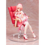 MIKA JOUGASAKI HALLOWEEN LOVE NURSE THE IDOLMASTER CINDERELLA GIRLS ESTATUA PVC 1/7. En el universo de The Idolmaster Cinderella Girls, Mika Jougasaki destaca como una ídolo segura de sí misma y carismática, que siempre cautiva a su público con su deslumbrante presencia en el escenario. Con su estilo atrevido y su personalidad asertiva, es una de las ídolos más emblemáticas de la serie. Esta figura la retrata en la versión Halloween Love Nurse, un atuendo alternativo que es a la vez divertido y llamativo. El tema de la enfermera se reimagina aquí con un toque colorido e inspirado en la fantasía que encarna a la perfección su naturaleza atrevida y coqueta. El carácter de Mika brilla a través de esta mezcla de dulzura y encanto. Se la representa con un vestido corto de enfermera en tonos rosa y blanco, decorado con motivos de corazones y finos accesorios. Relajada en una silla de oficina roja a juego con su atuendo, adopta una pose elegante pero traviesa. Su larga melena rosa cae en cascada en mechones ondulados, complementando los detalles de su uniforme. Las medias blancas y los zapatos de tacón rojos añaden el toque final, realzando su postura con las piernas cruzadas. A escala 1/7, con una altura de unos 25 centímetros, esta figura de PVC presenta un esculpido intrincado en las texturas y los accesorios: desde el estetoscopio y los volantes de su falda hasta la silla cuidadosamente diseñada. El resultado es una pieza de exposición completa y armoniosa que destacará en cualquier colección.