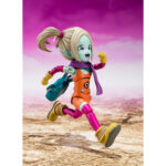 PANZY DRAGON BALL DAIMA SH FIGUARTS. Dentro del universo Dragon Ball, Panzy destaca por su colorida apariencia y su vivaz personalidad. Ella representa el encanto caprichoso de los personajes secundarios que enriquecen la franquicia con sus diseños únicos y memorables. Esta figura S.H. Figuarts la representa en su forma «Mini», en una pose dinámica con un brazo extendido hacia adelante, como si estuviera señalando o dando una orden. Su sonrisa juguetona y sus ojos muy abiertos resaltan su naturaleza traviesa y enérgica. Su diseño presenta una piel azulada que contrasta con un traje naranja brillante, combinado con guantes amarillos, una bufanda morada y protectores de piernas rosas. Su cabello rubio está peinado con dos coletas altas, lo que realza su aspecto descarado, mientras que sus botas amarillas con correas plateadas añaden un fiel toque final. Con una altura de unos 8 cm, esta figura de PVC/ABS forma parte de la línea S.H. Figuarts de Bandai. A pesar de su pequeño tamaño, conserva el detallado modelado y el cuidadoso trabajo de pintura por los que es conocida la serie, lo que la convierte en un complemento perfecto junto a otros personajes.