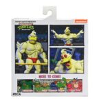 STUMP WRESTLING ACE DUCK TEENAGE MUTANT NINJA TURTLES ARCHIE COMICS. Ace Duck, personaje secundario de culto del universo Tortugas Ninja, reaparece aquí en su versión Stump Wrestling, inspirada en los famosos combates intergalácticos del multiverso TMNT. Este carismático luchador antropomórfico adopta aquí el aspecto de un guerrero samurái, listo para luchar en la arena con estilo y poderío. La figura representa a Ace Duck con un atuendo inspirado en el Japón feudal, con un kimono azul y negro, un cinturón rojo atado a la cintura y una espada enfundada. Su complexión robusta está perfectamente representada, con brazos musculosos, patas palmeadas y un feroz rostro de pato con colmillos visibles. Todo ello se acentúa con una capa de tela marrón y una variedad de accesorios evocadores. El conjunto incluye varias manos intercambiables, una antorcha esculpida, un escudo redondo y una gran capa flexible para variar las poses. Los detalles están cuidados al máximo: nervaduras en las alas, texturas del kimono, funda realista. La articulación fluida permite colocarlo en poses de combate o de parada. Con sus 18 cm, esta figura de NECA combina un guiño retro con una ejecución moderna. Una pieza ideal para los coleccionistas de la gama TMNT que quieran enriquecer su exposición con variantes originales y cuidadas.