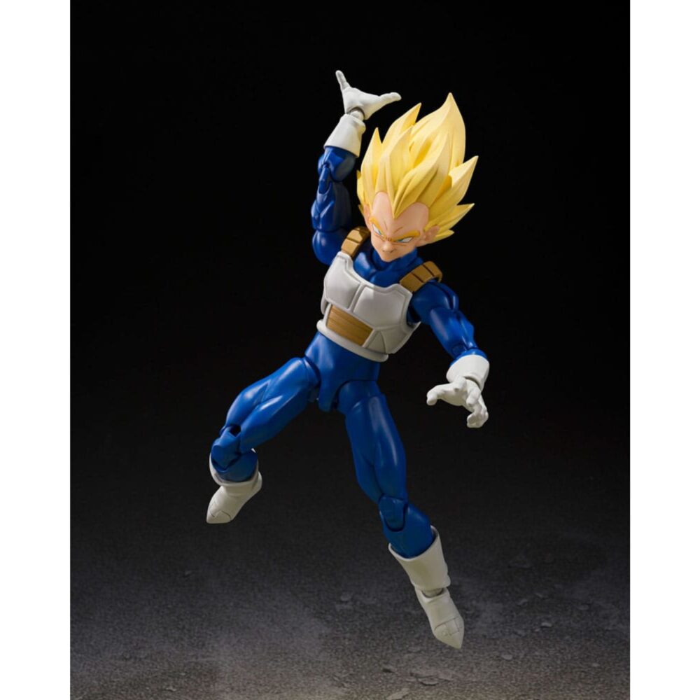 Super saiyan vegeta dangerous pride dragon ball z sh figuarts.  de la línea s. H. Figuarts llega vegeta super saiyan de dragon ball z, con su atuendo de la saga cell y realizado con un esculpido completamente nuevo. Cada detalle, desde las proporciones y el volumen del cabello hasta las expresiones faciales, ha sido cuidadosamente diseñado para reflejar el estilo de animación de la época. Este lanzamiento incorpora el sistema de articulación perfeccionado desarrollado para la serie s. H. Figuarts dragon ball, incluyendo el nuevo «dynamic-movable shoulder system» (patente en trámite), que permite poses más dinámicas y naturales. Con esta nueva estructura, la presencia de vegeta como orgulloso super saiyan queda plenamente representada.