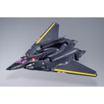 VF-17S NIGHTMARE STEALTH VALKYRIE GAMLIN KIZAKI MACROSS 7 DX COGOKIN. En el universo de Macross 7, el VF-17S Nightmare Stealthvalkyrie es un caza de combate altamente sofisticado, pilotado por Gamlin Kizaki, miembro de la élite Sound Force. Diseñado para misiones de alto riesgo, este modelo furtivo destaca por su robustez, su tecnología punta y su aspecto amenazador. Esta figura impresiona a primera vista con su diseño anguloso y su aspecto militarizado. El color oscuro, predominantemente azul noche, se realza con toques amarillos y rojos, fieles al diseño original. El rostro del mecha, de aspecto casi humanoide, añade una dimensión intimidante a su silueta. El VF-17S se presenta de pie, con un rifle de asalto en la mano y las piernas ancladas al suelo en una postura lista para la acción. Cada panel, articulación e inscripción visible se reproduce con precisión. Los acabados metálicos añaden profundidad, y la textura de las superficies alterna entre mate y brillante según las zonas del cuerpo. Con una altura aproximada de 25 cm, esta figura de metal forma parte de la gama DX Chogokin de Bandai. Ofrece numerosas opciones de posado y un realismo mecánico que hará las delicias de los fans del mecha y de Macross.