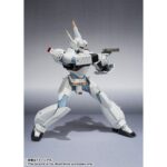 AV-98 INGRAM MONILE POLICE PATLABOR THE ROBOT SPIRITS. En el universo futurista de Mobile Police Patlabor, los Labor son robots utilizados con fines civiles y militares. El Ingram 1st, unidad principal de la Sección 2 de Vehículos Especiales de la Policía Metropolitana de Tokio, representa la primera línea frente a los incidentes que involucran a Labor criminales. Pilotado por Noa Izumi, este modelo combina agilidad, potencia y precisión, al tiempo que encarna la autoridad. La figura presenta al Ingram 1st en todo su esplendor mecánico. Su silueta blanca, de contornos nítidos y angulosos, contrasta con los toques negros y los elementos naranjas del torso y las caderas. La brillante mirada verde del visor le da al conjunto un efecto futurista muy llamativo. La postura erguida, casi marcial, evoca la disciplina de un robot policía en alerta. Los detalles están minuciosamente reproducidos: insignias de la policía en el antebrazo, luces rojas en los hombros y líneas de paneles fieles a la versión animada. El diseño conserva un aspecto realista, al tiempo que mantiene un estilo animado fácilmente reconocible. Con una altura aproximada de 13 cm, esta figura articulada forma parte de la colección Robot Spirits Side Labor de Bandai Tamashii Nations. Cuenta con un montaje cuidado y múltiples puntos de articulación, perfectos para simular las poses emblemáticas del mecha.