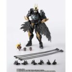 ARMORED ALL MIGHT MY HERO ACADEMIA SH FIGUARTS. Incluso en un universo de superhéroes, algunos diseños logran redefinir el poder. Es el caso de esta versión Armored de All Might, el símbolo de la paz en My Hero Academia. Con una armadura de alta tecnología digna de un caballero futurista, este look alternativo le da a All Might un aura aún más imponente. La figura destaca por su armadura negra realzada con detalles dorados y turquesas, lo que le confiere una estética elegante y agresiva a la vez. Las líneas afiladas, las placas macizas y la capa rígida la convierten en una pieza visualmente impactante. La corona estilizada del casco añade un toque real al ya impresionante diseño. Desde el punto de vista de la postura, All Might se presenta en una posición poderosa, listo para enfrentarse a cualquier adversario. Las discretas articulaciones permiten múltiples poses dinámicas, perfectas para una escena de combate o intimidación. Con una altura aproximada de 20 cm, esta figura articulada forma parte de la colección S.H.Figuarts de Bandai, famosa por la calidad de sus esculturas y su gran movilidad. Es una pieza ideal para los fans que desean una versión inédita del héroe número uno.