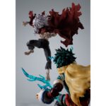 TOMURA SHIGARAKI MY HERO ACADEMIA SH FIGUARTS. Aquí está Tomura Shigaraki en toda su furia destructiva, capturado con una intensidad poco común en esta figura articulada de la colección S.H.Figuarts. Con el torso desnudo, los músculos tensos, el pelo revuelto y la capa hecha jirones ondeando al viento, encarna la amenaza en estado puro. El diseño crudo y salvaje de la figura evoca a un Shigaraki en plena liberación de su poder. Su rostro está parcialmente oculto por su cabello blanco, lo que refuerza su aura incontrolable. La pose dinámica, en pleno salto, con la mano extendida hacia delante, da vida a una escena de caos inminente. Las articulaciones discretas pero eficaces permiten recrear una gran variedad de poses de combate. La escultura del torso, los brazos y la capa es de una finura notable para una pieza articulada. Con una altura de unos 16 cm, esta figura forma parte de la línea S.H.Figuarts de Bandai, famosa por su articulación fluida y sus acabados de alta calidad. Una potente incorporación para los fans de My Hero Academia y un complemento ideal para un All Might o un Deku en la estantería.