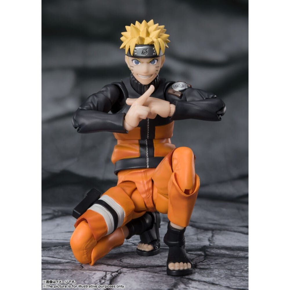 Naruto uzumaki jinchuuriki with hope naruto shippuden sh figuarts re-run. Naruto uzumaki es el héroe epónimo del famoso anime naruto shippuden. Huérfano desde su nacimiento, creció rechazado por los habitantes de konoha debido al demonio zorro de nueve colas, kyûbi, sellado en su interior. Sin embargo, impulsado por una voluntad inquebrantable y el sueño de convertirse en hokage, naruto logró ganarse el respeto de todos. Este decidido shinobi encarna los valores de la amistad, la perseverancia y la esperanza, y desempeña un papel fundamental en la gran guerra ninja. Naruto uzumaki regresa en esta emblemática versión titulada the jinchuriki entrusted with hope, en una figura articulada llena de carisma. Con su traje naranja y negro de la segunda parte de la serie, los brazos cruzados y la mirada decidida, el ninja de konoha encarna aquí toda la fuerza de su voluntad. Esta figura s. H. Figuarts de bandai combina fidelidad visual y articulación fluida. Los detalles del rostro, desde el pelo erizado hasta la cinta frontal de konoha, están cuidados al máximo, y la postura naturalmente segura realza la personalidad de naruto en plena guerra shinobi. Con sus articulaciones discretas pero eficaces, permite numerosas poses dinámicas o icónicas. Esta versión captura un momento clave en el que naruto se convierte en un símbolo de esperanza para sus compañeros y el mundo ninja. Mide aproximadamente 15 cm de altura, un tamaño ideal para acompañar a otros personajes de la gama. Perfecta para los fans de naruto shippuden que deseen enriquecer su colección con una pieza fiel, articulada y expresiva.