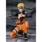 NARUTO UZUMAKI JINCHUURIKI WITH HOPE NARUTO SHIPPUDEN SH FIGUARTS RE-RUN. Naruto Uzumaki es el héroe epónimo del famoso anime Naruto Shippuden. Huérfano desde su nacimiento, creció rechazado por los habitantes de Konoha debido al demonio zorro de nueve colas, Kyûbi, sellado en su interior. Sin embargo, impulsado por una voluntad inquebrantable y el sueño de convertirse en Hokage, Naruto logró ganarse el respeto de todos. Este decidido shinobi encarna los valores de la amistad, la perseverancia y la esperanza, y desempeña un papel fundamental en la gran guerra ninja. Naruto Uzumaki regresa en esta emblemática versión titulada The Jinchuriki entrusted with Hope, en una figura articulada llena de carisma. Con su traje naranja y negro de la segunda parte de la serie, los brazos cruzados y la mirada decidida, el ninja de Konoha encarna aquí toda la fuerza de su voluntad. Esta figura S.H.Figuarts de Bandai combina fidelidad visual y articulación fluida. Los detalles del rostro, desde el pelo erizado hasta la cinta frontal de Konoha, están cuidados al máximo, y la postura naturalmente segura realza la personalidad de Naruto en plena guerra shinobi. Con sus articulaciones discretas pero eficaces, permite numerosas poses dinámicas o icónicas. Esta versión captura un momento clave en el que Naruto se convierte en un símbolo de esperanza para sus compañeros y el mundo ninja. Mide aproximadamente 15 cm de altura, un tamaño ideal para acompañar a otros personajes de la gama. Perfecta para los fans de Naruto Shippuden que deseen enriquecer su colección con una pieza fiel, articulada y expresiva.