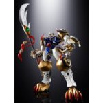 GX-119 DRAGON TIGER KING / TIGER DRAGON KING SUPER ROBOT WARS OG SOUL OF CHOGOKIN. Ryuko-O y Koryu-O, procedentes del universo Super Robot Wars: Original Generations, son dos mechas legendarios que destacan por su potencia bruta y su imponente estilo. Figuras emblemáticas de la franquicia, encarnan la dualidad entre la fuerza salvaje y el dominio marcial en un mundo donde reinan los combates entre robots gigantes. La figura GX-119 reúne a estos dos titanes mecánicos en una versión transformable de aspecto majestuoso. Ryuko-O, esbelto, tiene alas y una postura erguida que evoca a una criatura celestial. Koryu-O, más robusto, presenta formas compactas y una musculatura mecánica realzada por sus enormes garras. Juntos, ilustran la complementariedad de dos fuerzas distintas. El nivel de detalle es notable: armaduras metálicas brillantes en azul, blanco y dorado, expresiones feroces, armas imponentes (cetro con orbe verde, espada curva, garras macizas) y elementos móviles como las alas, la cola o los cuernos. Cada pieza está finamente esculpida, con acabados metálicos que acentúan su poderosa presencia. Con una altura de unos 20 cm, esta figura de metal pertenece a la colección Soul of Chogokin de Tamashii Nations. El set permite recrear las dos formas con transformación, articulación avanzada y acabado de primera calidad. Una pieza imprescindible para los fans de los mechas tácticos y los robots legendarios.
