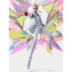 X TO BE HERO X SH FIGUARTS. Personaje central de To Be Hero X, X encarna el misterio, la clase y la ironía en un universo tan colorido como caótico. Verdadero enigma, navega entre la manipulación y el carisma, e impone su estilo único en una serie donde lo absurdo se codea con la estética ultraestilizada. La figura lo presenta en una postura segura, con un dedo levantado como para subrayar un comentario mordaz o un remate memorable. Su silueta esbelta, su mirada oculta tras unas gafas tintadas y su traje inmaculado capturan a la perfección su aspecto de estratega elegante y distante. El diseño es muy fiel: traje blanco de tres piezas con chaleco y chaqueta larga, camisa negra a juego, corbata roja brillante y guantes rojos. El pelo plateado peinado hacia atrás refuerza su carisma visual. Cada pliegue del traje y cada accesorio están representados con precisión para respetar su estilo sofisticado. Con una altura aproximada de 16 cm, esta figura de PVC forma parte de la colección S.H. Figuarts de Bandai. Las articulaciones bien integradas permiten adoptar diversas poses emblemáticas sin afectar a la nitidez de las líneas. Una elección ideal para los amantes de los personajes enigmáticos y elegantes.