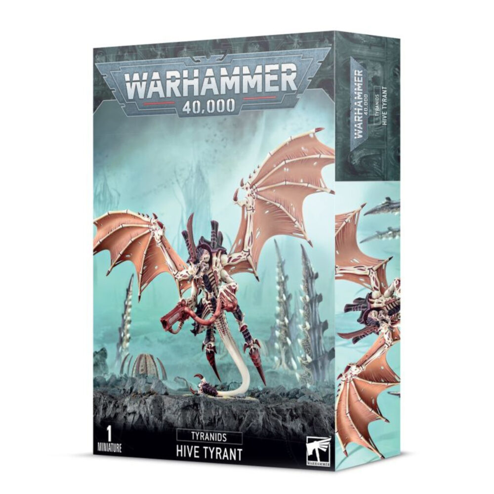 TYRANIDS HIVE TYRANT. Los Tiránidos de Enjambre promulgan la voluntad de la Mente enjambre en el campo de batalla, como comandantes masivos del enjambre tiránido. Los Tiranos de Enjambre alados son engendrados para controlar bandadas aéreas y proporcionar un nexo sináptico móvil. Empuñando un arsenal de armas orgánicas de pesadilla, sus monstruosas formas se unen al poder sináptico de la Mente enjambre, y estos temibles líderes siembran el terror y la muerte allí donde cae la oscura sombra de sus alas. Con este kit de plástico multicomponente puedes montar un Tirano de Enjambre Alado, una bestia impresionante e increíblemente dinámica que puedes montar para asumir diversas funciones en el campo de batalla. Esta imponente criatura es una pieza central adecuada para cualquier ejército tiránido: se presenta con las alas fibrosas y desgarradas extendidas, dejando solo su cola de serpiente en contacto con el suelo, como si se lanzara a volar o se abalanzara sobre su presa. El kit cuenta con una gran variedad de armas, incluyendo dos garras afiladas, un cañón venenoso pesado, un cañón estrangulador, una espada ósea y un látigo, así como biomorfos como glándulas y sacos de toxinas, además de otras piezas para personalizar tu Tirano de Enjambre Alado. También puedes montar este kit como Tirano de Enjambre sin alas, o como el terrible Señor de la Horda. Este set consta de 59 piezas de plástico y se suministra con una peana Citadel redonda de 60mm. Esta miniatura se suministra sin pintar y requiere montaje. Recomendamos utilizar pegamento para plástico Citadel y pinturas Citadel.