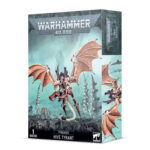 TYRANIDS HIVE TYRANT. Los Tiránidos de Enjambre promulgan la voluntad de la Mente enjambre en el campo de batalla, como comandantes masivos del enjambre tiránido. Los Tiranos de Enjambre alados son engendrados para controlar bandadas aéreas y proporcionar un nexo sináptico móvil. Empuñando un arsenal de armas orgánicas de pesadilla, sus monstruosas formas se unen al poder sináptico de la Mente enjambre, y estos temibles líderes siembran el terror y la muerte allí donde cae la oscura sombra de sus alas. Con este kit de plástico multicomponente puedes montar un Tirano de Enjambre Alado, una bestia impresionante e increíblemente dinámica que puedes montar para asumir diversas funciones en el campo de batalla. Esta imponente criatura es una pieza central adecuada para cualquier ejército tiránido: se presenta con las alas fibrosas y desgarradas extendidas, dejando solo su cola de serpiente en contacto con el suelo, como si se lanzara a volar o se abalanzara sobre su presa. El kit cuenta con una gran variedad de armas, incluyendo dos garras afiladas, un cañón venenoso pesado, un cañón estrangulador, una espada ósea y un látigo, así como biomorfos como glándulas y sacos de toxinas, además de otras piezas para personalizar tu Tirano de Enjambre Alado. También puedes montar este kit como Tirano de Enjambre sin alas, o como el terrible Señor de la Horda. Este set consta de 59 piezas de plástico y se suministra con una peana Citadel redonda de 60mm. Esta miniatura se suministra sin pintar y requiere montaje. Recomendamos utilizar pegamento para plástico Citadel y pinturas Citadel.