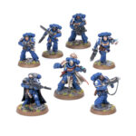 KILL TEAM: CAJA DE INICIO (ESPAÑOL). En el despiadado universo del lejano futuro, los proyectiles explosivos silban en el aire, las espadas sierra se revolucionan ávidas de sangre y los pies blindados golpean contra un suelo accidentado. Aquí y ahora, la batalla depende de la temeridad de un simple puñado de guerreros. ¿Tienes lo que se necesita para comandarlos y llevarlos a la victoria? Kill Team es un juego de mesa lleno de acción con intensas escaramuzas ambientadas en el 41.º Milenio, el telón de fondo de Warhammer 40,000. Esta caja de inicio contiene todo lo que dos jugadores necesitan para dar sus primeros pasos en Kill Team. Contiene dos comandos completos: los sobrehumanos Marines Espaciales de los Ángeles de la Muerte y sus corruptos homólogos, los infectos Marines de Plaga de la Guardia de la Muerte. Además, contiene todas las demás herramientas y accesorios que necesitas y una serie de escenarios introductorios para que te familiarices con los conceptos básicos de las batallas tácticas ultrarrápidas. También trae tres láminas de terreno fabricadas en madera FDM con ilustraciones impresas: solo hay que encajarlas, sin necesidad de pegamento ni pintura, y se desmontan de nuevo fácilmente para guardarlas. Toda la caja se ha diseñado para montarse y estar lista para jugar en tan solo 30 minutos.