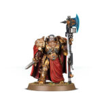 CUSTODIAN WARDENS WARHAMMER 40,000. Los Adeptus Custodes son una fuerza gloriosa y muy admirada. En los primeros días del Imperium marcharon a la guerra junto al propio Emperador, presentando un espectáculo digno de la majestad del Maestro de la Humanidad. Al igual que sus armas y armaduras siempre se han fabricado para reflejar su gloria marcial, también es así con los orgullosos estandartes conocidos como vexillas, que algunos de los Custodians más veteranos llevan a la guerra. Pocas compañías escudo marchan a la guerra sin vexillas ondeando sobre ellas. Este kit de plástico multicomponente contiene las piezas necesarias para montar un Vexilus Praetor de los Custodian Wardens. Va ataviado con una espectacular servoarmadura de auramita de excelente manufactura, cubierta de simbología del Emperador esculpida, águilas Imperiales, relámpagos, gemas y filigranas. Va armado con un hacha de castellano o una lanza de guardián, pero lo que más destaca es su enorme vexilla ornamentado. Este tiene casi el doble de la altura del propio praetor (sin contar el penacho del casco), y es sin duda una visión inspiradora, mostrando una gran águila bicéfala con gemas, púas y cuerdas con pesadas borlas. Además del Vexilus Praetor, este kit permite montar a 4 Custodian Wardens, o 3 Custodian Wardens y un Shield-Captain. Los Custodian Wardens también pueden armarse con hacha de castellano o lanza de guardián. El Shield-Captain tienen sus propias hombreras, placas de los muslos, penacho y daga misericordia, además de las opciones normales de armamento.
