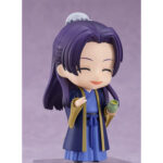 JINSHI THE APOTHECARY DIARIES NENDOROID. En el refinado y complejo mundo de The Apothecary Diaries, Jinshi destaca como una figura misteriosa dentro de la corte imperial. Es un personaje lleno de carisma y ambigüedad que desempeña un papel clave en las intrigas palaciegas, mientras que su relación con Maomao revela tanto su autoridad como su profundidad oculta. En equilibrio entre el poder y el encanto, Jinshi desprende un aura que atrae la atención allá donde va. Su importancia en la historia va más allá de su rango social, ya que sus conexiones personales, en particular con el joven boticario, añaden matices a su personaje. Esta figura Nendoroid lo captura en un adorable estilo chibi, vestido con una túnica azul tradicional adornada con oro. Su cabello violeta, recogido cuidadosamente con una cinta pálida, enmarca su rostro sereno y sus ojos morados, que irradian dignidad y elegancia, con un sutil toque de suavidad. Fabricada en PVC y con una altura de unos 10 centímetros, esta Nendoroid incluye múltiples caras y accesorios, lo que permite una amplia gama de poses y expresiones. Desde su sonrisa pícara hasta su expresión severa, junto con objetos como una bolsa, un pergamino y una botella, cada pieza realza el placer de exhibir a este icónico personaje.