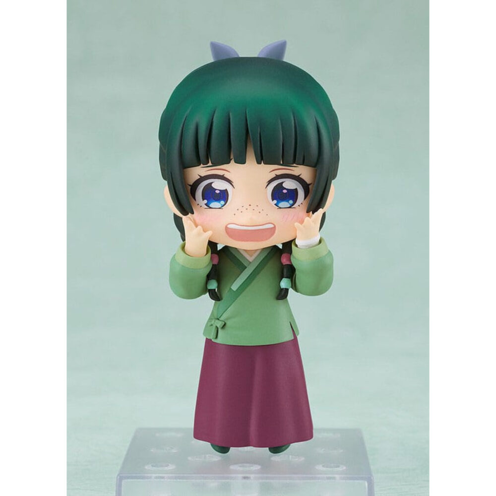 Maomao the apothecary diaries nendoroid. Maomao the apothecary diaries nendoroid. En el mundo de the apothecary diaries, maomao es una joven boticaria brillante y perspicaz cuya ingenuidad la lleva al centro de las intrigas de la corte imperial. Curiosa y observadora, destaca por su capacidad para resolver misterios gracias a sus conocimientos médicos y su aguda perspicacia. Este entrañable personaje suele representarse con su personalidad franca y su mirada penetrante. Detrás de su aparente indiferencia se esconde una heroína dispuesta a enfrentarse incluso a las tramas más oscuras con calma y lógica. Esta figura captura sus múltiples facetas y su energía única. La nendoroid la muestra con el pelo verde trenzado, los ojos azules brillantes y sus distintivas pecas. Lleva su tradicional traje verde y ciruela, fiel a la serie, y viene con varias caras intercambiables para recrear sus expresiones más icónicas, desde las serias hasta las cómicas. Los accesorios adicionales, como hierbas medicinales, un cuenco, un pez o incluso orejas de gato, aportan variedad y un encanto divertido. Fabricada en pvc y con una altura de unos 10 cm, esta figura destaca por sus finos detalles: los pliegues de su ropa, los sutiles matices de color y los pequeños accesorios están cuidadosamente reproducidos. Al igual que todas las nendoroids, viene con una base articulada que permite múltiples opciones de posado, lo que te permite dar vida a sus aventuras.
