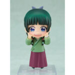 MAOMAO THE APOTHECARY DIARIES NENDOROID. MAOMAO THE APOTHECARY DIARIES NENDOROID. En el mundo de The Apothecary Diaries, Maomao es una joven boticaria brillante y perspicaz cuya ingenuidad la lleva al centro de las intrigas de la corte imperial. Curiosa y observadora, destaca por su capacidad para resolver misterios gracias a sus conocimientos médicos y su aguda perspicacia. Este entrañable personaje suele representarse con su personalidad franca y su mirada penetrante. Detrás de su aparente indiferencia se esconde una heroína dispuesta a enfrentarse incluso a las tramas más oscuras con calma y lógica. Esta figura captura sus múltiples facetas y su energía única. La Nendoroid la muestra con el pelo verde trenzado, los ojos azules brillantes y sus distintivas pecas. Lleva su tradicional traje verde y ciruela, fiel a la serie, y viene con varias caras intercambiables para recrear sus expresiones más icónicas, desde las serias hasta las cómicas. Los accesorios adicionales, como hierbas medicinales, un cuenco, un pez o incluso orejas de gato, aportan variedad y un encanto divertido. Fabricada en PVC y con una altura de unos 10 cm, esta figura destaca por sus finos detalles: los pliegues de su ropa, los sutiles matices de color y los pequeños accesorios están cuidadosamente reproducidos. Al igual que todas las Nendoroids, viene con una base articulada que permite múltiples opciones de posado, lo que te permite dar vida a sus aventuras.