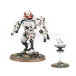 T'AU EMPIRE COMMANDER WARHAMMER 40,000. Rápidos y letales, los Comandantes T'au pilotan exoarmaduras de tamaño y potencia intimidantes. Obviamente el mero hecho de pilotar una enorme exoarmadura no convierte automáticamente a un soldado en Comandante; es la astucia estratégica y la capacidad de adaptarse a situaciones impredecibles lo que más distingue a este piloto de los demás. Se necesitan muchísimos años de incansable dedicación para alcanzar este prestigioso rango; todos los Comandantes T'au han conseguido su estatus por las malas. Sus Exoarmaduras XV85 Sentenciador están armadas con una gama de armas enormemente destructivas: lanzallamas, blásteres de iones y eyectores de minas son algunas de las opciones disponibles, junto con contramedidas electrónicas y enormes capacidades de procesamiento de datos que mejoran el rendimiento en batalla. La variante XV86 de la Exoarmadura Estrella de hielo está cubierta de aletas que la hacen más aerodinámico y le permiten desplazarse a gran velocidad por el campo de batalla, aniquilando a los enemigos con los potentes impactos de su cañón rotativo. Sus contramedidas holofotónicas y los conjuntos de telemetría proporcionan a la Estrella de hielo y a su piloto una enorme variedad de información que abrumaría a una mente no entrenada pero que, en este caso, permite a la armadura Estrella de hielo elevarse sobre sus enemigos con una agilidad que los sistemas de puntería enemigos no pueden contrarrestar. Con este kit multicomponente de plástico tendrás todo lo que necesitas para montar un Comandante T’au con exoarmadura XV-85 Sentenciador o con exoarmadura XV86 Estrella de hielo. Hay una inmensa cantidad de opciones disponibles en la caja: diferentes cabezas, motores, brazos y piernas, ¡y un montón de armas! Un eyector de minas aéreas, un fusil de plasma, un lanzallamas, un bláster fundidor, un ciclobláster iónico, un cañón rotativo (con kit de mejoras) y un módulo lanzamisiles. También incluye un dron, que puede montarse como un Dron de combate, un Dron de defensa o un Dron Telemétrico. Este kit contiene 77 componentes y una peana redonda Citadel de 60 mm. Esta miniatura se vende sin pintar y sin montar; recomendamos usar pegamento para plástico Citadel y pinturas Citadel Colour. Las miniaturas se proporcionan sin montar ni pintar. Recomendamos usar pegamento para plástico Citadel y pinturas Citadel Colour.