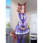 BELMO LIGHT UMA MUSUME PRETTY DERBY ESTATUA PVC 1/7. En el colorido mundo de Uma Musume Pretty Derby, cada personaje representa una mezcla única de energía deportiva y encanto, inspirada en el mundo de las carreras de caballos. Belno Light es una de estas chicas con rasgos tanto humanos como equinos, que evoluciona en un entorno que mezcla la competición, la amistad y la superación personal. Con su comportamiento tímido y diligente, Belno Light transmite una personalidad discreta y entrañable. Dentro del juego y en toda la franquicia, destaca por su dedicación y su deseo de crecer, transmitiendo siempre una impresión de seriedad y amabilidad. Esta figura la retrata con su uniforme escolar violeta, con un gran lazo blanco en el pecho y una falda plisada con rayas más claras. Unos calcetines a juego hasta los muslos y unos mocasines marrones completan el look. Su cabello castaño con una mecha blanca, peinado con una horquilla y una cinta roja, revela sus orejas de caballo y una cola cuidadosamente esculpida, lo que enfatiza sus orígenes Uma Musume. Sostiene una carpeta gris en sus brazos, lo que refuerza su imagen estudiosa. Fabricada en PVC y a escala 1/7, esta figura de 25 centímetros muestra detalles tan precisos como los pliegues realistas de su ropa, las sutiles gradaciones de color de su cabello y una base circular decorada en amarillo y blanco. La pieza destaca su actitud reservada y refleja fielmente su diseño original.