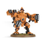 T’AU EMPIRE XV88 BROADSIDE BATTLESUIT WARHAMMER 40,000. Diseñada para ofrecer apoyo a larga distancia, la Exoarmadura XV88 Apocalipsis ha superado las expectativas, convirtiéndose en un pilar de los Cuerpos de Cazadores y en un arma antitanque de proporciones legendarias. Impulsado por un acelerador de partículas, el pesado disparo del rifle acelerador de una Apocalipsis puede penetrar los búnkeres de plastiacero más gruesos. Con un robusto blindaje, maniobrabilidad y un montón de armas dentro de la caja, la Exoarmadura XV88 Apocalipsis proporciona al aficionado a los T'au una gran cantidad de opciones. El kit le da un toque nuevo a la gama de exoarmaduras T'au: son modelos notablemente más densos con una gran presencia en una colección de miniaturas. Cada una cuenta con un acelerador de partículas en la espalda. El arma estándar es un rifle acelerador acoplado de aspecto realmente potente, aunque pueden equiparse con módulos lanzamisiles de alto rendimiento y una potencia asombrosa. Por si fuera poco, también se puede usar el misil inteligente acoplado, suficiente para complacer a cualquier entendido en armas T'au. El kit incluye un Dron de defensa y un Dron artillero. Este kit multicomponente de plástico contiene 91 componentes y una hoja de calcomanías T'au, con los que podrás montar una Exoarmadura Apocalipsis y dos Drones. Este kit se vende sin pintar y sin montar; recomendamos usar pegamento para plástico Citadel y pinturas Citadel Colour.
