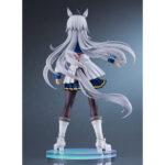 OGURI CAP UMA MUSUME PRETTY DERBY ESTATUA PVC 1/7. En el mundo de Uma Musume Pretty Derby, Oguri Cap es una de las competidoras más emblemáticas, inspirada en un legendario caballo de carreras real. Tanto en el juego como en la franquicia, encarna la determinación y la elegancia, con una presencia imponente que deja huella tanto en sus rivales como en sus fans. Su papel destaca como una luchadora orgullosa y segura de sí misma, siempre dispuesta a afrontar retos en la pista de carreras. Fiel a su modelo histórico, Oguri Cap se distingue por su aplomo inquebrantable y un temperamento que inspira respeto y admiración. Esta figura captura su carisma: Oguri Cap aparece con un uniforme blanco con detalles azules y dorados, complementado con un pañuelo rojo que fluye ligeramente hacia un lado. Su larga melena plateada, adornada con una diadema con motivos de estrellas y sus orejas de caballo, cae suavemente por su espalda. La falda plisada oscura, las medias y las botas blancas enfatizan su estilo atlético y elegante. Con el puño cerrado y la mirada decidida, su pose refleja perfectamente su espíritu luchador. Fabricada en PVC a escala 1/7, la figura mide unos 25 centímetros de altura. Se pueden apreciar los finos detalles en los pliegues de su traje, los mechones de su cabello y los toques metálicos de sus accesorios. La base circular con degradados azules y morados realza su presencia dinámica y resalta su imponente silueta.