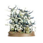 MAGGOTKIN OF NURGLE NURGLINGS WARHAMMER AGE OF SIGMAR. Los Nurgletes son ácaros de plaga que surcan el campo de batalla en risueños enjambres. Estos diablillos asquerosos podrían antojarse divertidos desde la distancia, pero la ilusión se rompe cuando se abalanzan sobre sus víctimas en una rancia avalancha de colmillos afiladísimos, garras asquerosas y carne abotargada. Con este kit multicomponente de plástico puedes montar tres peanas de Nurgletes, pilas de daemons diminutos para tus ejércitos de Guardia de la Muerte o Daemons del Caos de Warhammer 40,000 o de Agusanados de Nurgle de Warhammer Age of Sigmar. Compensan su escasa fuerza con grandes números, lo que los hace ideales para trabar unidades enemigas o reclamar objetivos vitales. Cada enjambre tiene filas delanteras, traseras y centrales, cada una formada por pequeñas bestias cornudas cubiertas de llagas, cortes y bultos. Vienen en una variedad de poses cargadas de personalidad que te permiten montar 27 combinaciones únicas de torres de Nurgletes, con Nurgletes individuales adicionales para decorar las peanas del resto de tu ejército. El kit contiene 16 piezas de plástico y 3 peanas redondas Citadel de 40 mm. Las miniaturas se proporcionan sin montar ni pintar. Recomendamos usar pegamento para plástico Citadel y pinturas Citadel Colour.