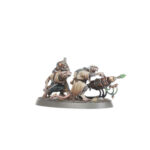 SKAVEN WARPSPARK WEAPON BATTERY WARHAMMER AGE OF SIGMAR. Las Baterías de Armas Brujas son miembros de los Clanes Skryre que a menudo marchan a la guerra ocultos entre hordas de serviles Ratas de Clan. Cuando llega el momento adecuado se revelan y descargan sus extrañas pero poderosas máquinas sobre el desprevenido enemigo. Ya sea con una lluvia de balas, ráfagas de espeluznantes llamas disformes o rayos brujos, obtienen una cosecha mortal para gloria de la Rata Cornuda. Con este kit multicomponente de plástico podrás montar tres equipos de armas con una de tres máquinas mortales diferentes. Todas pueden ser un tanto inestables, pero están diseñadas para acabar con diferentes tipos de enemigos. Las Amerratadoras emiten una lluvia de plomo caliente para devastar las hordas enemigas; los Lanzallamas Brujos escupen una inextinguible llamarada verde, y los Escuperrayos Brujos son excelentes para aniquilar a tus enemigos con arcos de rayos brujos. Encontrarás un montón de opciones estéticas como opciones de cabeza para cada artillero además de puntas de armas, mochilas y más cosas para que puedas personalizar fácilmente tus unidades. Este kit contiene 63 componentes de plástico y 3 peanas ovaladas Citadel de 60 mm x 35 mm. Estas miniaturas se venden sin montar y sin pintar; recomendamos usar pegamento para plástico Citadel y pinturas Citadel Colour.