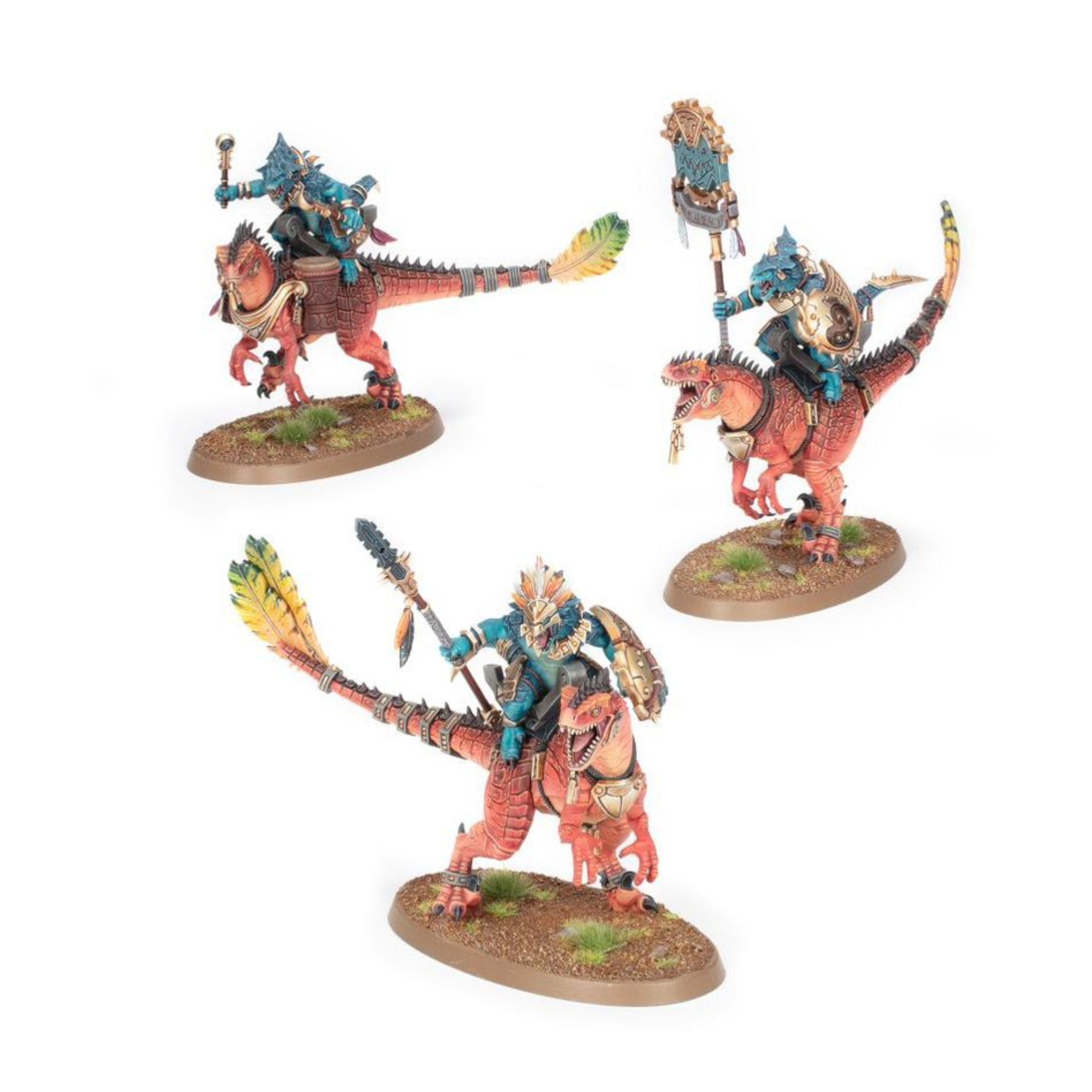 SERAPHON AGGRADON LANCERS WARHAMMER AGE OF SIGMAR Seraphon aggradon lancers warhammer age of sigmar. Los lanceros de agradón es una de las caballerías más agresivas de los reinos mortales, ya que sus temibles corceles escamosos solo se vuelven más rápidos y voraces a medida que el frenesí de la batalla se apodera de sus sentidos. Una carga de lanceros en agradón puede colapsar líneas de batalla enteras en una tormenta de violencia depredadora, donde jinetes y monturas arremeten con una fuerza y ferocidad salvajes. Con este kit de plástico multicomponente puedes montar tres lanceros en agradón: una formidable y sanguinaria caballería de los serafones. Todos los jinetes saurios pueden estar armados con un garrote de celestita con púas o una lanza de celestita perforante, y cada uno viene con dos collares blindados para que elijas las poses. Puedes montar una miniatura como campeón alfa, con una selección de cabezas y armas únicas, poses de brazos alternativas y un escudo único, uno como músico de tambor de guerra y otro como un imponente portaiconos. El kit ofrece un gran número de opciones de personalización: seis cabezas y tres escudos que se pueden usar con cualquiera de los jinetes, así como colas intercambiables, placas de armadura y adornos de plumas para los agradones, lo que te permite crear una lista variada de jinetes y corceles reptilianos. Este kit consta de 95 componentes de plástico y viene con tres peanas ovaladas citadel de 75x42 mm. Estas miniaturas requieren montaje y pintado. Recomendamos utilizar pegamento para plástico citadel y pinturas citadel colour.
