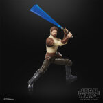 KYLE KATARN BLACK SERIES STAR WARS DARK FORCES. Hasbro presenta dentro de su colección The Black Series Gaming Greats la figura premium de Kyle Katarn, basada en la aparición de su personaje en el videojuego clásico "Star Wars: Dark Forces". Mide 15 cm y cuenta con múltiples puntos de articulación y detalles realistas. Incluye 1x sable de luz azul con efectos de combate intercambiables y 1x bláster. Se presenta en una caja con ventana decorada con ilustraciones del personaje. UNIDADES LIMITADAS.