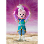 KAI DAIMA MINI DRAGON BALL DAIMA SH FIGUARTS. En el universo de Dragon Ball Z, el Kai Supremo del Este, comúnmente conocido como Kai, es una de las deidades encargadas de mantener el equilibrio en todo el cosmos. A pesar de su apariencia juvenil y su pequeña estatura, encarna una gran sabiduría y ejerce formidables poderes divinos. Su papel se vuelve fundamental durante la saga de Majin Buu, donde se une a Goku y los demás en su lucha contra la amenaza. Esta figura de S.H. Figuarts captura fielmente su aspecto característico: piel clara, orejas grandes y puntiagudas y cabello plateado hacia arriba que realza su aspecto distintivo. Su postura erguida y segura refleja su autoridad divina, al tiempo que transmite la dulzura característica de su personalidad. Su atuendo está cuidadosamente reproducido: una túnica turquesa con ribetes amarillos, una faja azul atada a la cintura y pantalones holgados. Las botas blancas y los icónicos pendientes Potara completan su reconocible diseño de la serie. Con una altura de unos 7 cm, esta versión «Mini» de Kai pertenece a la colección S.H. Figuarts de Bandai, famosa por su sutil articulación y sus detalles de calidad. A pesar de su menor tamaño, la figura mantiene un acabado nítido y encaja a la perfección con los demás personajes de la línea.