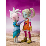 PANZY DRAGON BALL DAIMA SH FIGUARTS. Dentro del universo Dragon Ball, Panzy destaca por su colorida apariencia y su vivaz personalidad. Ella representa el encanto caprichoso de los personajes secundarios que enriquecen la franquicia con sus diseños únicos y memorables. Esta figura S.H. Figuarts la representa en su forma «Mini», en una pose dinámica con un brazo extendido hacia adelante, como si estuviera señalando o dando una orden. Su sonrisa juguetona y sus ojos muy abiertos resaltan su naturaleza traviesa y enérgica. Su diseño presenta una piel azulada que contrasta con un traje naranja brillante, combinado con guantes amarillos, una bufanda morada y protectores de piernas rosas. Su cabello rubio está peinado con dos coletas altas, lo que realza su aspecto descarado, mientras que sus botas amarillas con correas plateadas añaden un fiel toque final. Con una altura de unos 8 cm, esta figura de PVC/ABS forma parte de la línea S.H. Figuarts de Bandai. A pesar de su pequeño tamaño, conserva el detallado modelado y el cuidadoso trabajo de pintura por los que es conocida la serie, lo que la convierte en un complemento perfecto junto a otros personajes.