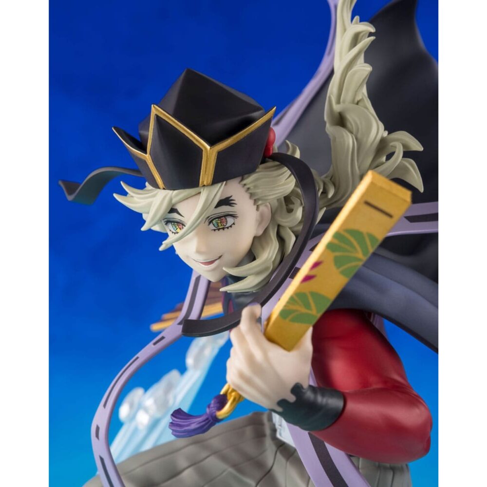 Doma demon slayer: kimetsu no yaiba figuarts zero.  en el brutal y místico universo de demon slayer: kimetsu no yaiba, dôma destaca como una de las doce lunas demoníacas más aterradoras, combinando elegancia, crueldad y fanatismo. Esta figura figuartszero inmortaliza al demonio de rango superior dos en una escena dinámica y escalofriante, fiel a su inquietante personalidad y a sus técnicas visualmente espectaculares. En plena invocación de sus técnicas de hielo, dôma adopta una postura aérea y amenazante, con los brazos extendidos, blandiendo dos abanicos dorados decorados con motivos florales. Viste su icónico traje: una camiseta roja ajustada, mangas largas, pantalones holgados grises y una capa negra con bordes violetas en forma de cinta. Su sombrero triangular negro se mantiene firmemente sobre su cabello rubio, recogido en mechones revoloteantes. La base esculpida representa un efecto de hielo estilizado, que se eleva en remolinos translúcidos alrededor de su cuerpo, acentuado por flores de loto en plena floración. El efecto da la impresión de que dôma baila sobre el agua, listo para lanzar un ataque mortal. El movimiento general de la escena es fluido, casi coreografiado, lo que refleja su naturaleza refinada y letal a la vez. Con una altura de 23 cm, esta figura de pvc impresiona por la delicadeza de sus detalles: texturas de tela, reflejos nacarados en los abanicos, transparencia trabajada en los elementos de hielo. La base es a la vez decorativa y funcional, lo que refuerza el impacto visual de la pose sin afectar a la estabilidad. Una pieza de colección memorable para los fans de la estética siniestra y estilizada de demon slayer.