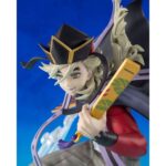 DOMA DEMON SLAYER: KIMETSU NO YAIBA FIGUARTS ZERO. En el brutal y místico universo de Demon Slayer: Kimetsu no Yaiba, Dôma destaca como una de las Doce Lunas Demoníacas más aterradoras, combinando elegancia, crueldad y fanatismo. Esta figura FiguartsZERO inmortaliza al demonio de rango superior Dos en una escena dinámica y escalofriante, fiel a su inquietante personalidad y a sus técnicas visualmente espectaculares. En plena invocación de sus técnicas de hielo, Dôma adopta una postura aérea y amenazante, con los brazos extendidos, blandiendo dos abanicos dorados decorados con motivos florales. Viste su icónico traje: una camiseta roja ajustada, mangas largas, pantalones holgados grises y una capa negra con bordes violetas en forma de cinta. Su sombrero triangular negro se mantiene firmemente sobre su cabello rubio, recogido en mechones revoloteantes. La base esculpida representa un efecto de hielo estilizado, que se eleva en remolinos translúcidos alrededor de su cuerpo, acentuado por flores de loto en plena floración. El efecto da la impresión de que Dôma baila sobre el agua, listo para lanzar un ataque mortal. El movimiento general de la escena es fluido, casi coreografiado, lo que refleja su naturaleza refinada y letal a la vez. Con una altura de 23 cm, esta figura de PVC impresiona por la delicadeza de sus detalles: texturas de tela, reflejos nacarados en los abanicos, transparencia trabajada en los elementos de hielo. La base es a la vez decorativa y funcional, lo que refuerza el impacto visual de la pose sin afectar a la estabilidad. Una pieza de colección memorable para los fans de la estética siniestra y estilizada de Demon Slayer.