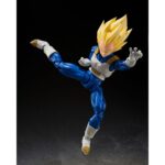 SUPER SAIYAN VEGETA DANGEROUS PRIDE DRAGON BALL Z SH FIGUARTS. De la línea S.H.Figuarts llega Vegeta Super Saiyan de Dragon Ball Z, con su atuendo de la saga Cell y realizado con un esculpido completamente nuevo. Cada detalle, desde las proporciones y el volumen del cabello hasta las expresiones faciales, ha sido cuidadosamente diseñado para reflejar el estilo de animación de la época. Este lanzamiento incorpora el sistema de articulación perfeccionado desarrollado para la serie S.H.Figuarts Dragon Ball, incluyendo el nuevo «Dynamic-Movable Shoulder System» (patente en trámite), que permite poses más dinámicas y naturales. Con esta nueva estructura, la presencia de Vegeta como orgulloso Super Saiyan queda plenamente representada.