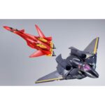 VF-17S NIGHTMARE STEALTH VALKYRIE GAMLIN KIZAKI MACROSS 7 DX COGOKIN. En el universo de Macross 7, el VF-17S Nightmare Stealthvalkyrie es un caza de combate altamente sofisticado, pilotado por Gamlin Kizaki, miembro de la élite Sound Force. Diseñado para misiones de alto riesgo, este modelo furtivo destaca por su robustez, su tecnología punta y su aspecto amenazador. Esta figura impresiona a primera vista con su diseño anguloso y su aspecto militarizado. El color oscuro, predominantemente azul noche, se realza con toques amarillos y rojos, fieles al diseño original. El rostro del mecha, de aspecto casi humanoide, añade una dimensión intimidante a su silueta. El VF-17S se presenta de pie, con un rifle de asalto en la mano y las piernas ancladas al suelo en una postura lista para la acción. Cada panel, articulación e inscripción visible se reproduce con precisión. Los acabados metálicos añaden profundidad, y la textura de las superficies alterna entre mate y brillante según las zonas del cuerpo. Con una altura aproximada de 25 cm, esta figura de metal forma parte de la gama DX Chogokin de Bandai. Ofrece numerosas opciones de posado y un realismo mecánico que hará las delicias de los fans del mecha y de Macross.