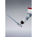 AV-98 INGRAM MONILE POLICE PATLABOR THE ROBOT SPIRITS. En el universo futurista de Mobile Police Patlabor, los Labor son robots utilizados con fines civiles y militares. El Ingram 1st, unidad principal de la Sección 2 de Vehículos Especiales de la Policía Metropolitana de Tokio, representa la primera línea frente a los incidentes que involucran a Labor criminales. Pilotado por Noa Izumi, este modelo combina agilidad, potencia y precisión, al tiempo que encarna la autoridad. La figura presenta al Ingram 1st en todo su esplendor mecánico. Su silueta blanca, de contornos nítidos y angulosos, contrasta con los toques negros y los elementos naranjas del torso y las caderas. La brillante mirada verde del visor le da al conjunto un efecto futurista muy llamativo. La postura erguida, casi marcial, evoca la disciplina de un robot policía en alerta. Los detalles están minuciosamente reproducidos: insignias de la policía en el antebrazo, luces rojas en los hombros y líneas de paneles fieles a la versión animada. El diseño conserva un aspecto realista, al tiempo que mantiene un estilo animado fácilmente reconocible. Con una altura aproximada de 13 cm, esta figura articulada forma parte de la colección Robot Spirits Side Labor de Bandai Tamashii Nations. Cuenta con un montaje cuidado y múltiples puntos de articulación, perfectos para simular las poses emblemáticas del mecha.