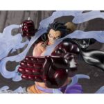 MONKEY D LUFFY GEAR 4 CAPTAINS BATTLE AT ONIGASHIMA ONE PIECE CHOU GEKISEN EXTRA BATTLE FIGUARTS ZERO. En el arco de Onigashima, Monkey D. Luffy libera todo el poder del Gear 4, una forma emblemática que combina una fuerza colosal y una velocidad explosiva. Frente a Kaido, encarna la determinación pura del futuro Rey de los Piratas, dispuesto a romper todos los límites para defender a sus amigos y sus ideales. Esta figura FiguartsZERO Extra Battle inmortaliza este momento legendario con una puesta en escena espectacular. Luffy aparece en pleno ataque, con los músculos tensos y los puños gigantes cubiertos de Haki, listo para golpear. Las volutas de energía esculpidas en PVC translúcido rodean su cuerpo y amplifican la impresión de poder. El cuidado de los detalles es notable: expresión feroz, tensión muscular, matices del Haki en degradado rojo intenso y base en fragmentos de energía azulada. Los efectos de transparencia y la pintura semibrillante de los brazos refuerzan la dinámica del movimiento. Con una altura de unos 21 cm, esta pieza de PVC combina equilibrio, intensidad y un acabado de alta gama. Captura a la perfección el espíritu de la colección Extra Battle, dedicada a los combates más míticos de One Piece. Una auténtica explosión de poder para exhibir.